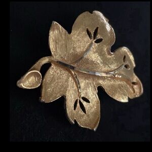 Antique Gold tone leaf brooch. Lovely design. Approx. 2 1/4” x 2”